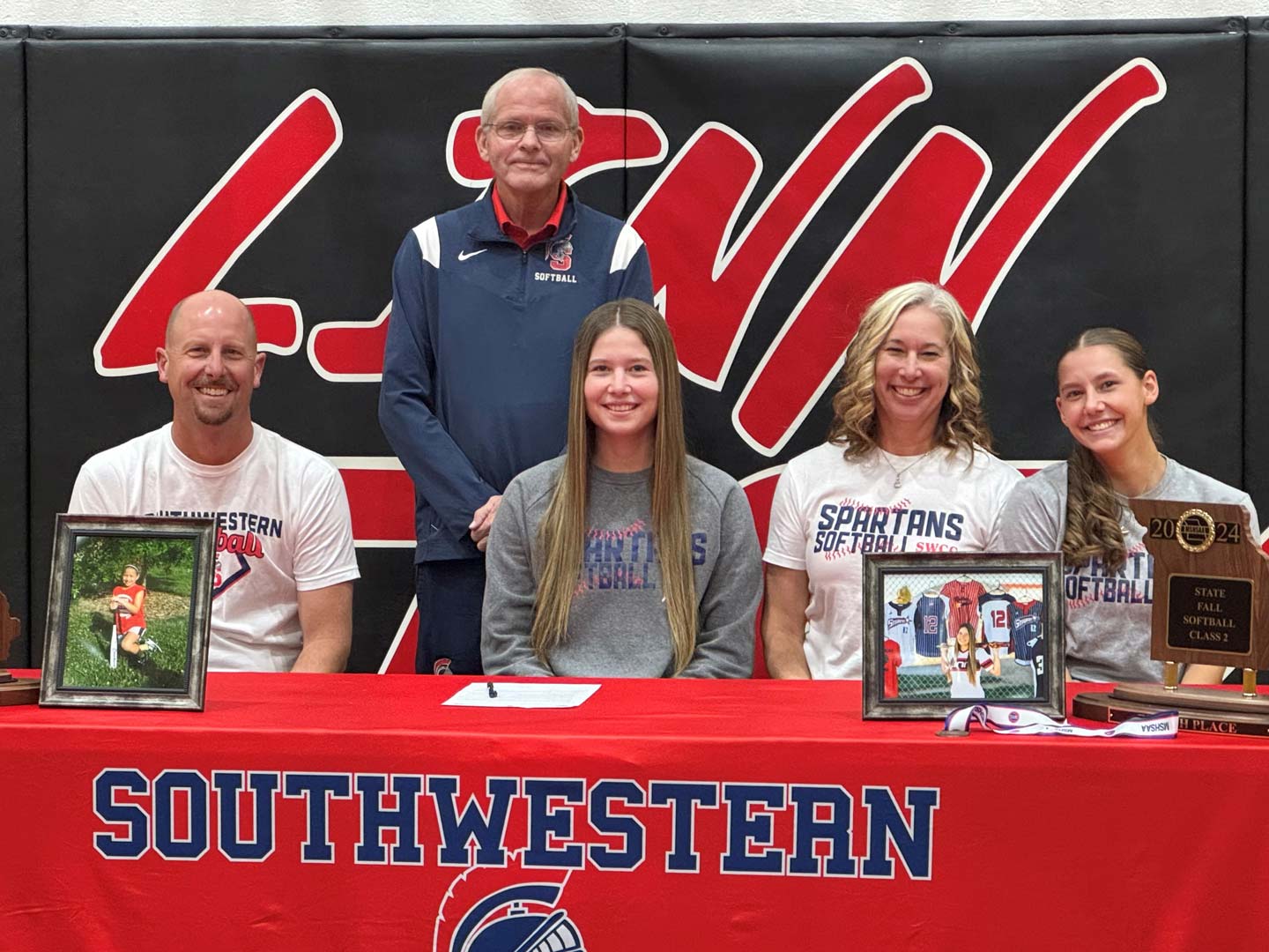 Sitting (L to R) – Aaron Hackmann, Hannah’s father; Hannah Hackmann; Jessica Hackmann, Hannah’s mother; and Kenzy Hackmann, Hannah’s sister. Standing – Danny Jensen, Southwestern head softball coach.